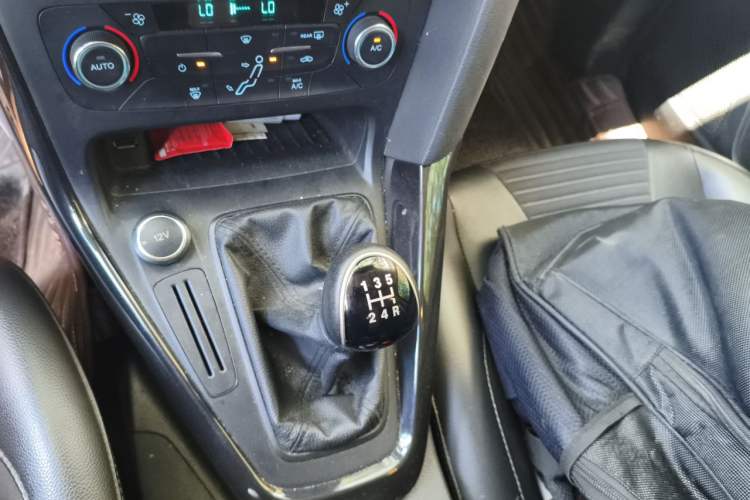 Used Ford Focus 2017 Hatchback 1.6L Manual Fashion Edition SmartDrive Version Gear Lever