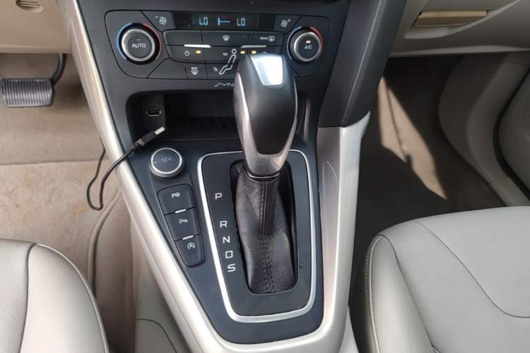 Used Ford Focus 2017 Sedan EcoBoost 180 Automatic Flagship Model Gear Lever