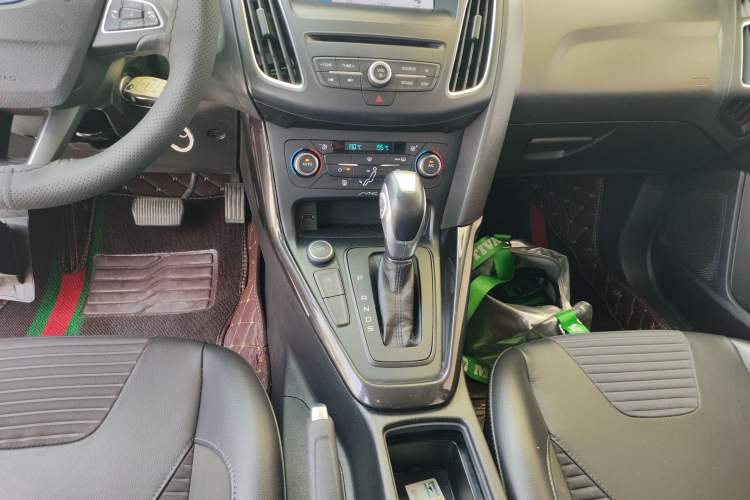 Used Ford Focus 2017 Sedan EcoBoost 180 Automatic Elite Model Gear Lever