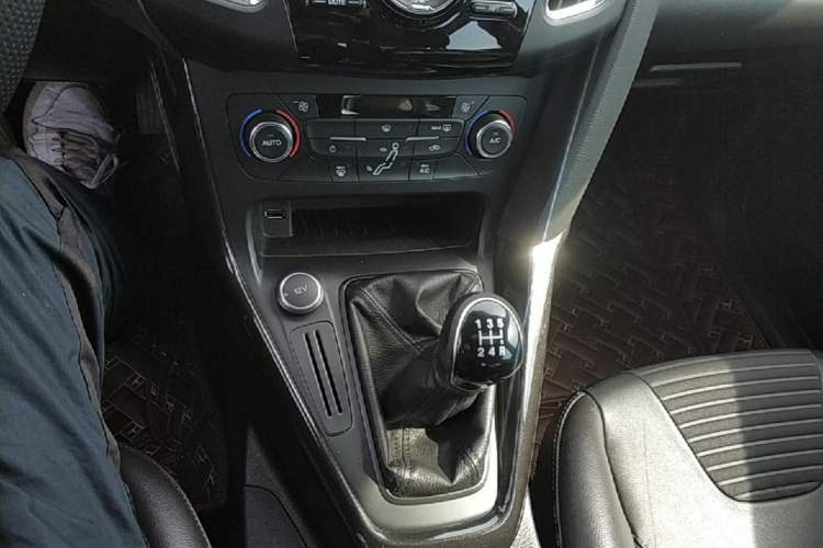 Used Ford Focus 2017 Hatchback 1.6L Manual Fashion Edition SmartDrive Version Gear Lever