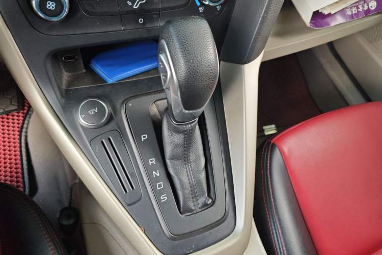 Used Ford Focus 2017 Sedan 1.6L Automatic Comfort Plus SmartDrive Edition Gear Lever