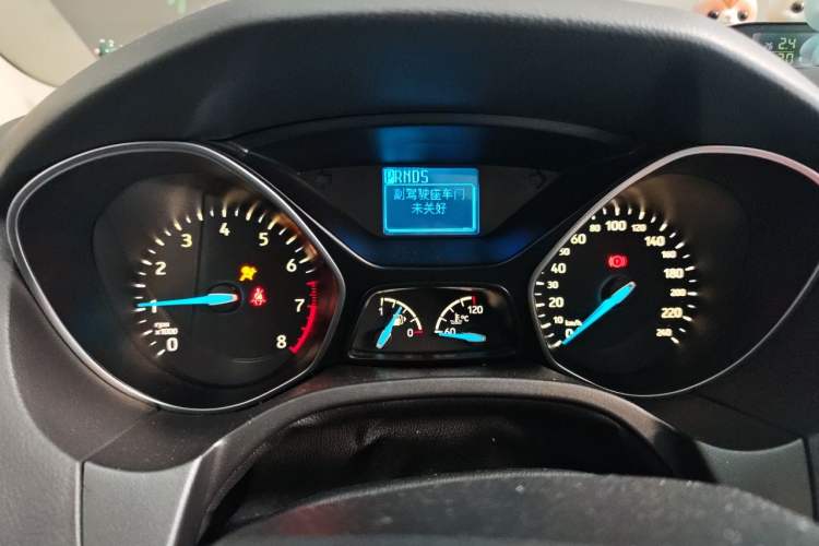 Used Ford Focus 2017 Hatchback EcoBoost 125 Automatic - Ultra-Powerful Style Edition with Smart Drive Features Instrument Cluster