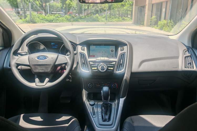 Used Ford Focus 2017 Hatchback 1.6L Automatic Comfort Plus SmartDrive Edition Interior 1