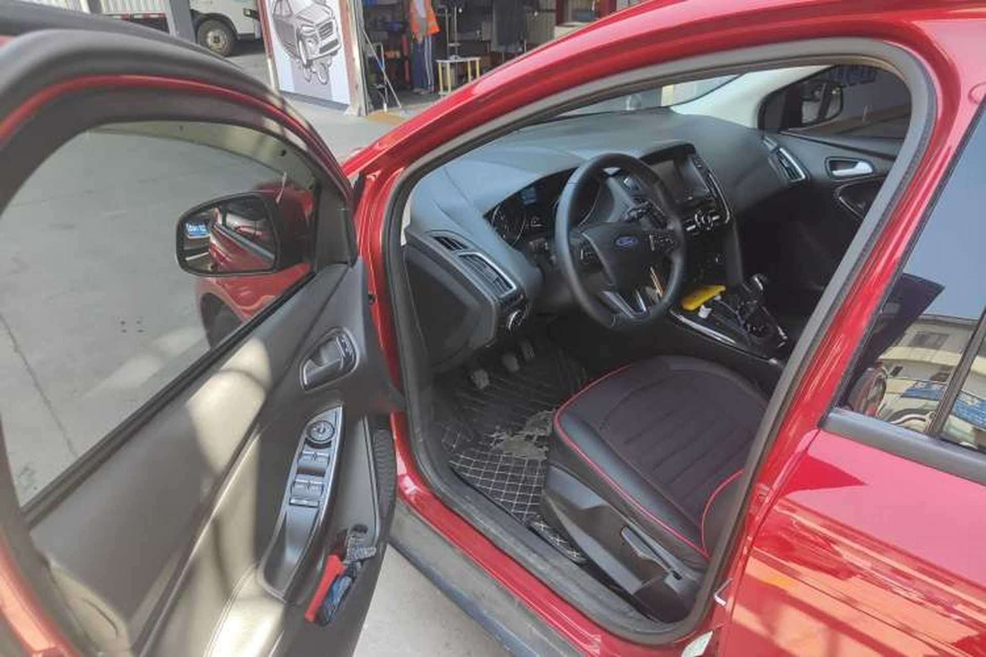 Used Ford Focus 2017 Sedan EcoBoost 125 Manual – Ultra-Style Edition with SmartDrive Features Interior 3
