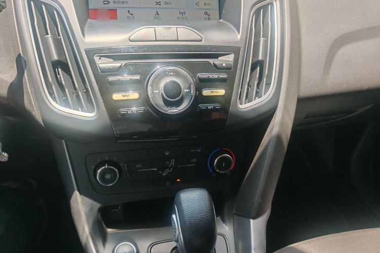 Used Ford Focus 2017 Hatchback 1.6L Automatic Comfort Plus SmartDrive Edition Interior 4
