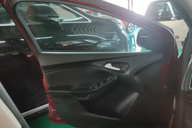 Used Ford Focus 2017 Hatchback 1.6L Automatic Fashion Edition Smart Drive Version Interior 4