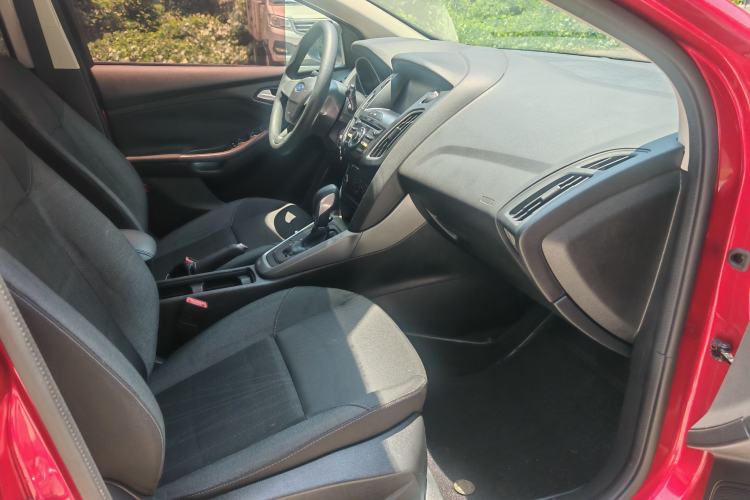 Used Ford Focus 2017 Hatchback 1.6L Automatic Comfort Plus SmartDrive Edition Interior 8