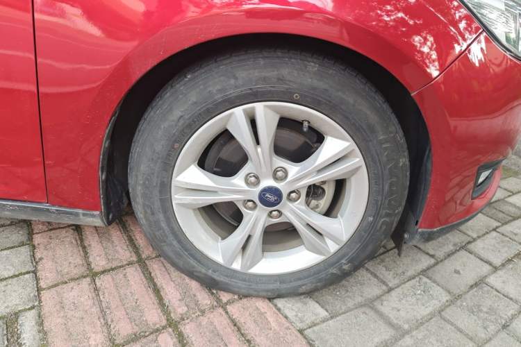 Used Ford Focus 2017 Sedan 1.6L Automatic Comfort Plus SmartDrive Edition Right Front Wheel Hub
