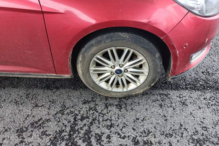Used Ford Focus 2017 Sedan EcoBoost 180 Automatic Flagship Model Right Front Wheel Hub