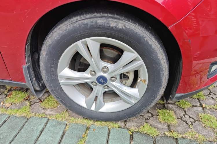 Used Ford Focus 2017 Sedan 1.6L Automatic Comfort Plus SmartDrive Edition Right Front Wheel Hub