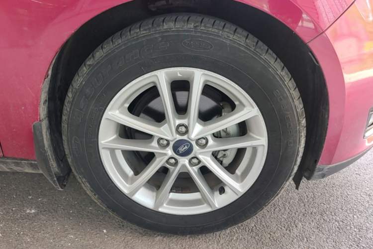 Used Ford Focus 2017 Sedan 1.6L Automatic Fashion Edition Smart Drive Version Right Front Wheel Hub