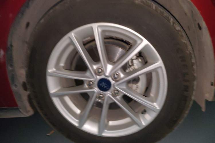 Used Ford Focus 2017 Sedan EcoBoost 180 Automatic Elite Model Right Front Wheel Hub
