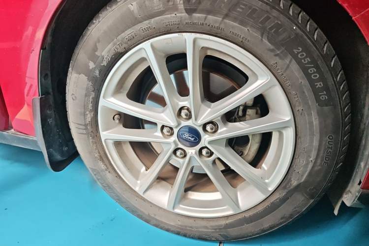 Used Ford Focus 2017 Hatchback EcoBoost 125 Automatic - Ultra-Powerful Style Edition with Smart Drive Features Right Front Wheel Hub