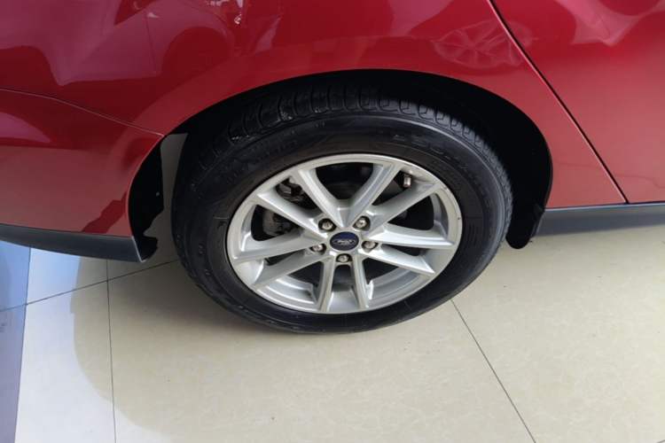 Used Ford Focus 2017 Sedan EcoBoost 180 Automatic Elite Model Right Rear Wheel Hub