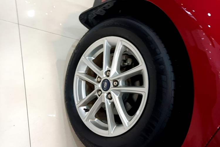 Used Ford Focus 2017 Hatchback EcoBoost 180 Automatic Elite Model Right Rear Wheel Hub