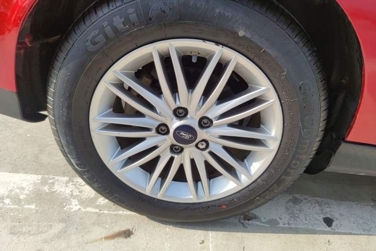 Used Ford Focus 2017 Sedan EcoBoost 180 Automatic Flagship Model Right Rear Wheel Hub