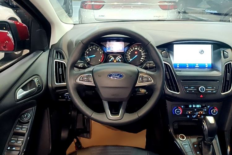 Used Ford Focus 2017 Hatchback EcoBoost 180 Automatic Elite Model Steering Wheel