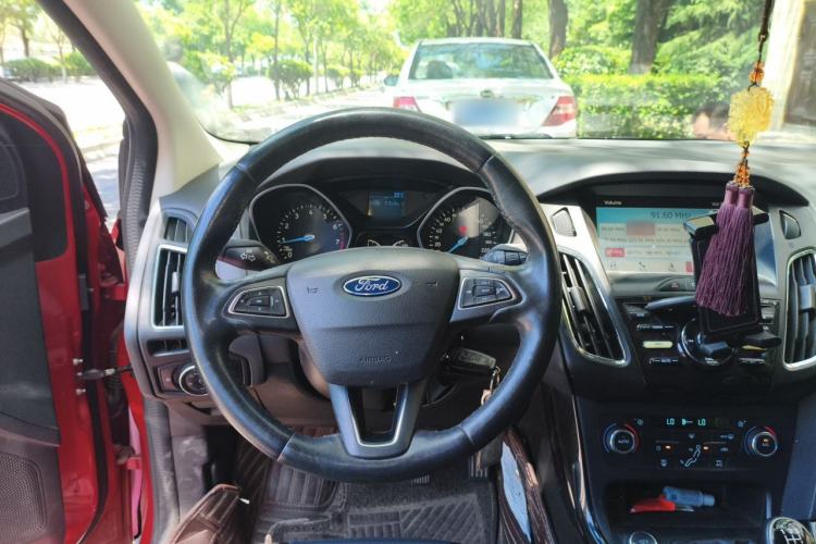 Used Ford Focus 2017 Hatchback 1.6L Manual Fashion Edition SmartDrive Version Steering Wheel