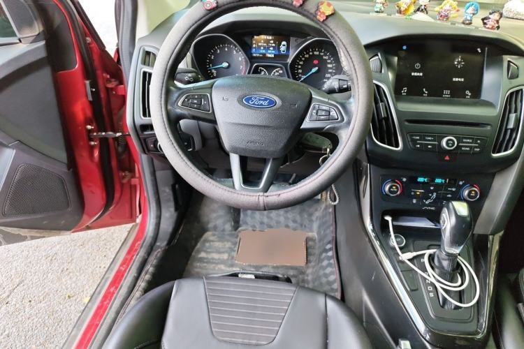 Used Ford Focus 2017 Hatchback EcoBoost 180 Automatic Elite Model Steering Wheel