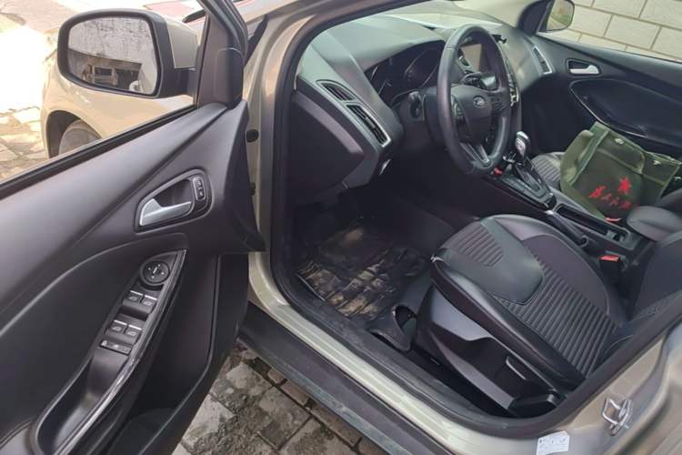 Used Ford Focus 2017 Hatchback EcoBoost 125 Automatic - Ultra-Powerful Style Edition with Smart Drive Features Driver Seat