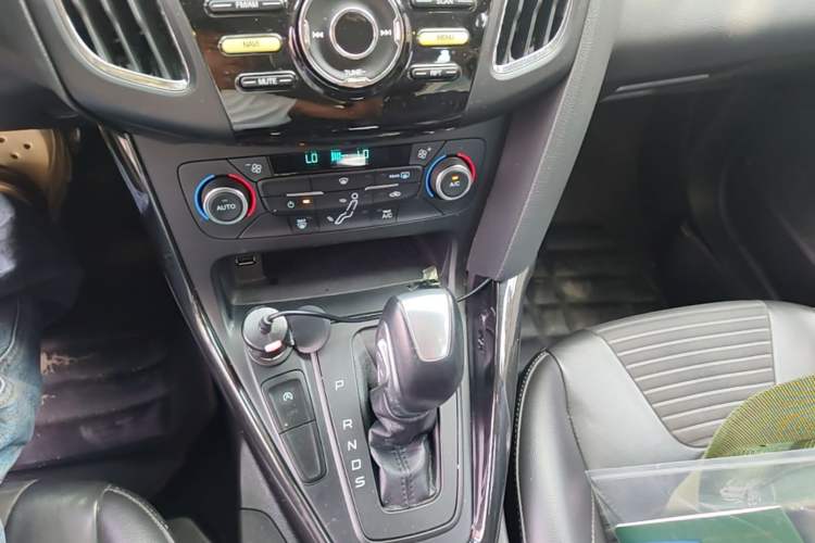 Used Ford Focus 2017 Hatchback EcoBoost 125 Automatic - Ultra-Powerful Style Edition with Smart Drive Features Gear Lever