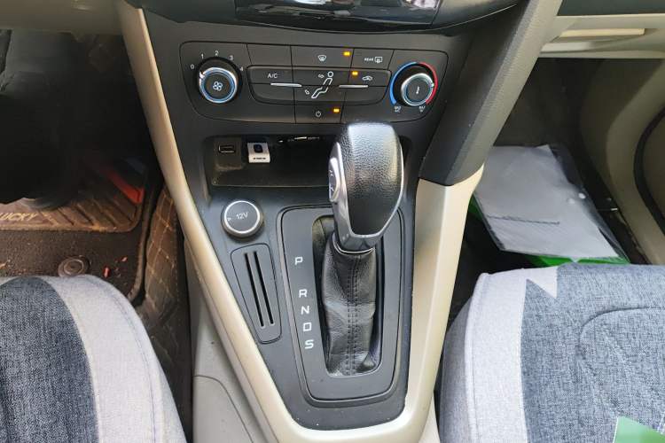 Used Ford Focus 2017 Sedan 1.6L Automatic Comfort Plus SmartDrive Edition Gear Lever