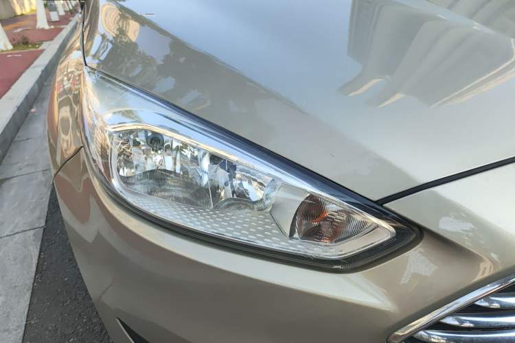 Used Ford Focus 2017 Sedan 1.6L Automatic Comfort Plus SmartDrive Edition Right Front Headlight