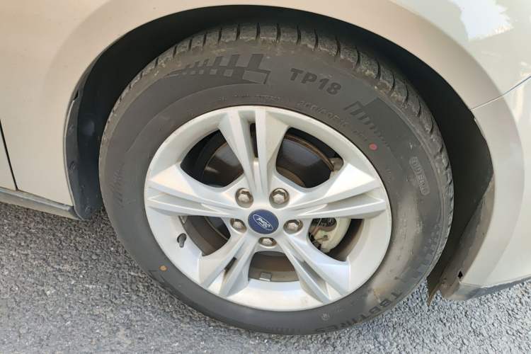 Used Ford Focus 2017 Sedan 1.6L Automatic Comfort Plus SmartDrive Edition Right Front Wheel Hub
