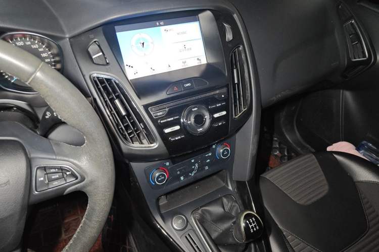 Used Ford Focus 2017 Sedan 1.6L Manual Fashion Edition Smart Drive Version Audio And AC Panel