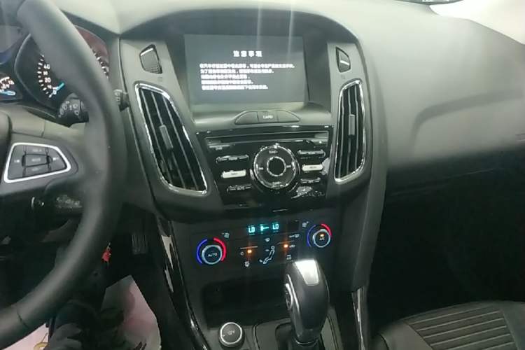 Used Ford Focus 2017 Hatchback 1.6L Automatic Fashion Edition Smart Drive Version Audio And AC Panel