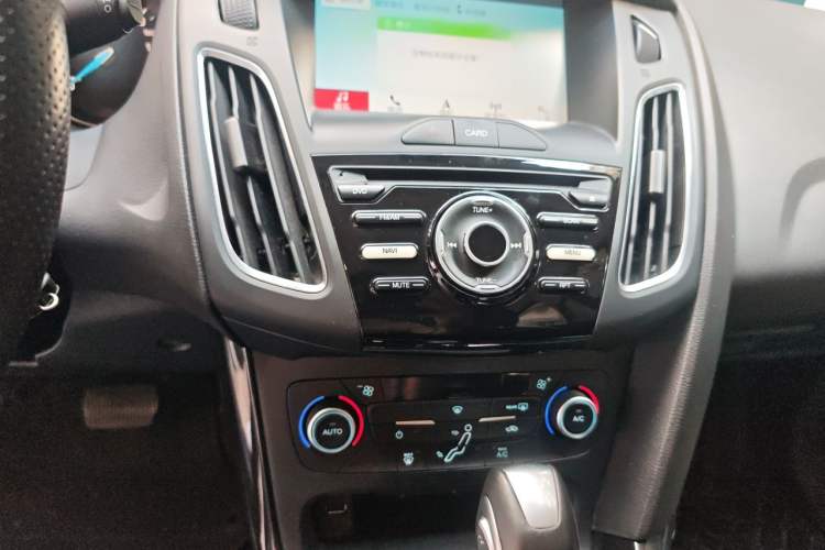 Used Ford Focus 2017 Hatchback 1.6L Automatic Fashion Edition Smart Drive Version Audio And AC Panel