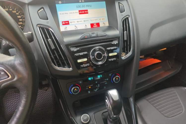 Used Ford Focus 2017 Sedan EcoBoost 125 Automatic Supreme Style SmartDrive Edition Audio And AC Panel