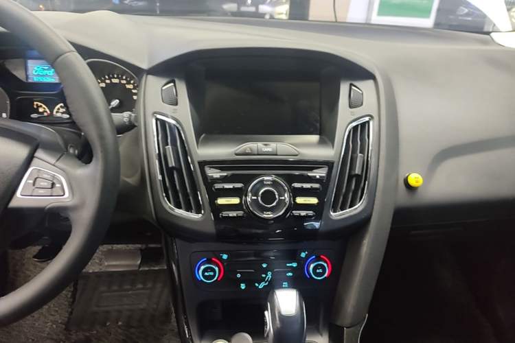 Used Ford Focus 2017 Hatchback 1.6L Automatic Fashion Edition Smart Drive Version Audio And AC Panel