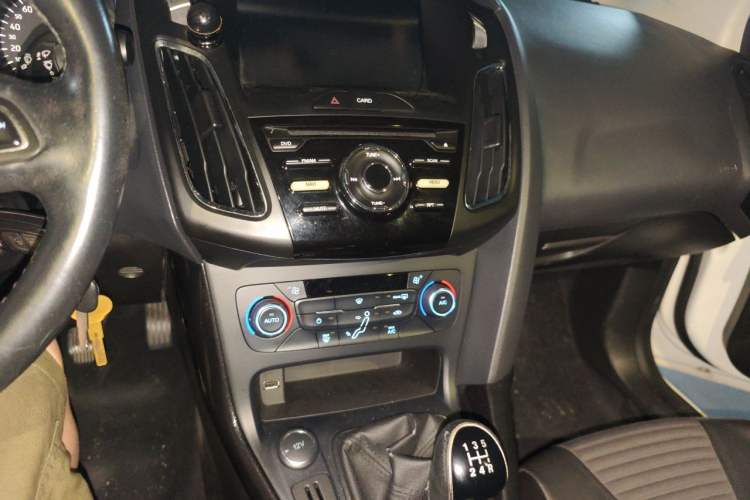 Used Ford Focus 2017 Sedan 1.6L Manual Fashion Edition Smart Drive Version Audio And AC Panel