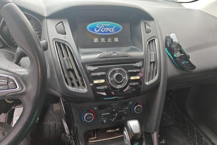 Used Ford Focus 2017 Sedan EcoBoost 125 Automatic Supreme Style SmartDrive Edition Audio And AC Panel