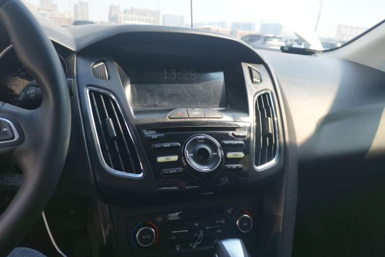 Used Ford Focus 2017 Sedan 1.6L Automatic Fashion Edition Smart Drive Version Audio And AC Panel