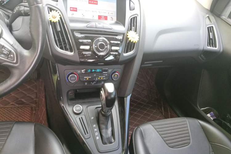 Used Ford Focus 2017 Hatchback 1.6L Automatic Fashion Edition Smart Drive Version Audio And AC Panel
