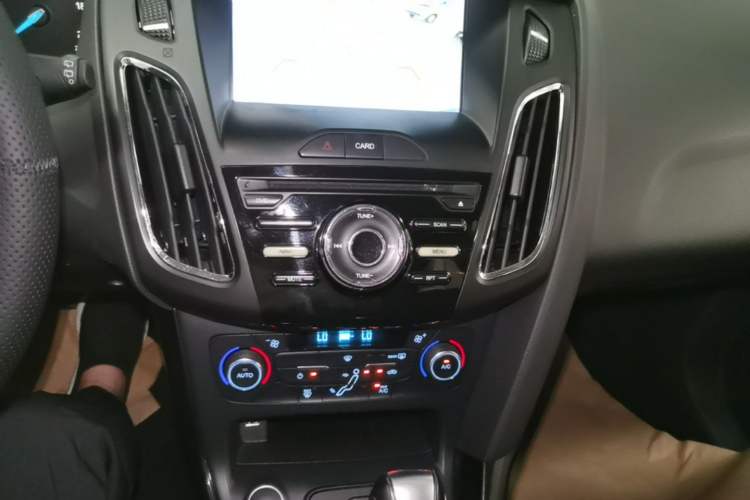 Used Ford Focus 2017 Hatchback 1.6L Automatic Fashion Edition Smart Drive Version Audio And AC Panel