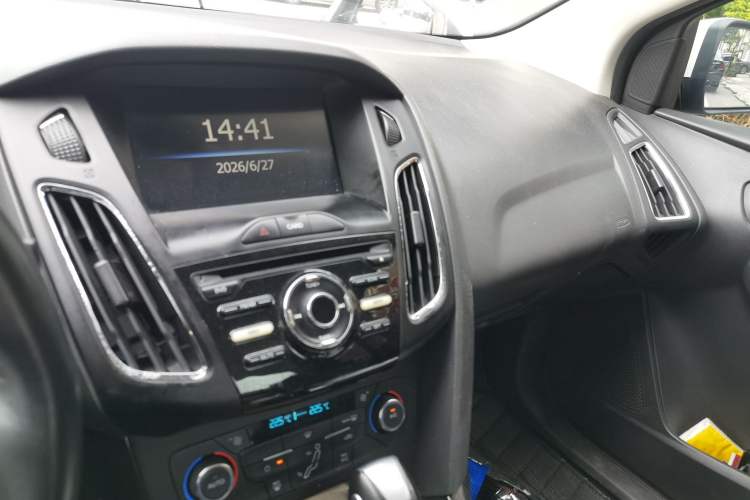 Used Ford Focus 2017 Sedan EcoBoost 125 Automatic Supreme Style SmartDrive Edition Audio And AC Panel