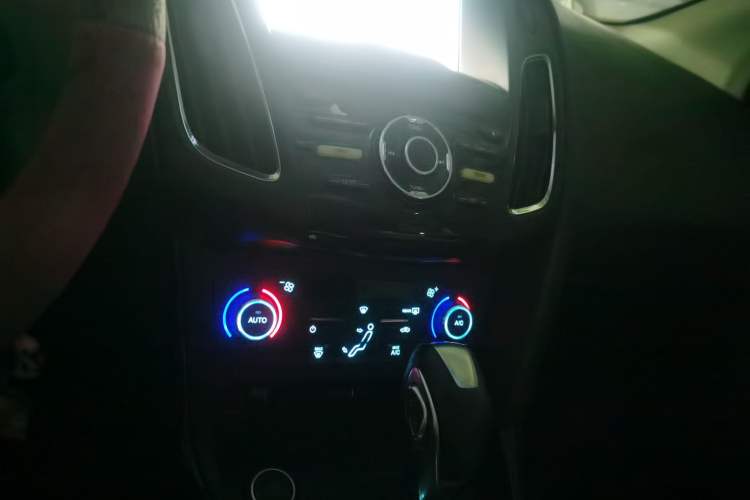 Used Ford Focus 2017 Hatchback 1.6L Automatic Fashion Edition Smart Drive Version Audio And AC Panel