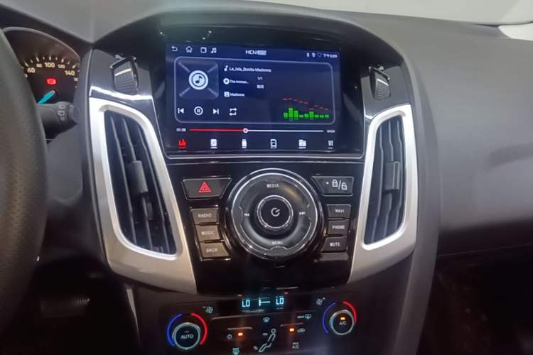Used Ford Focus 2017 Hatchback 1.6L Automatic Fashion Edition Smart Drive Version Audio And AC Panel