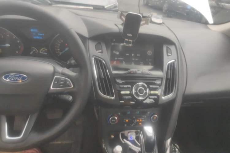 Used Ford Focus 2017 Sedan EcoBoost 125 Automatic Supreme Style SmartDrive Edition Audio And AC Panel