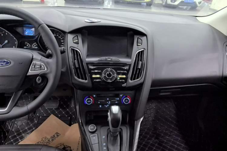 Used Ford Focus 2017 Hatchback EcoBoost 125 Automatic - Ultra-Powerful Style Edition with Smart Drive Features Audio And AC Panel