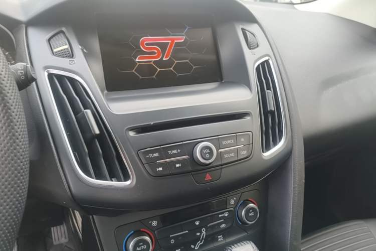 Used Ford Focus 2017 Hatchback EcoBoost 180 Automatic Elite Model Audio And AC Panel