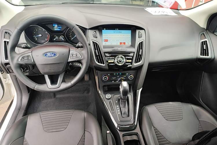 Used Ford Focus 2017 Hatchback 1.6L Automatic Fashion Edition Smart Drive Version Audio And AC Panel