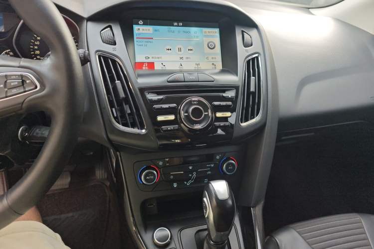 Used Ford Focus 2017 Hatchback 1.6L Automatic Fashion Edition Smart Drive Version Audio And AC Panel