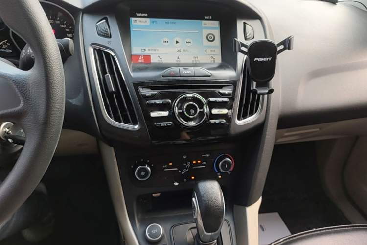 Used Ford Focus 2017 Sedan 1.6L Automatic Comfort Plus SmartDrive Edition Audio And AC Panel