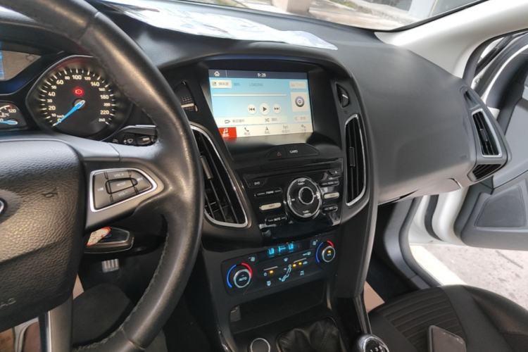 Used Ford Focus 2017 Sedan 1.6L Manual Fashion Edition Smart Drive Version Center Console