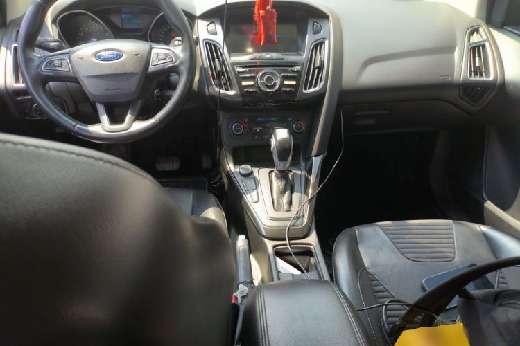 Used Ford Focus 2017 Sedan EcoBoost 125 Automatic Supreme Style SmartDrive Edition Center Console