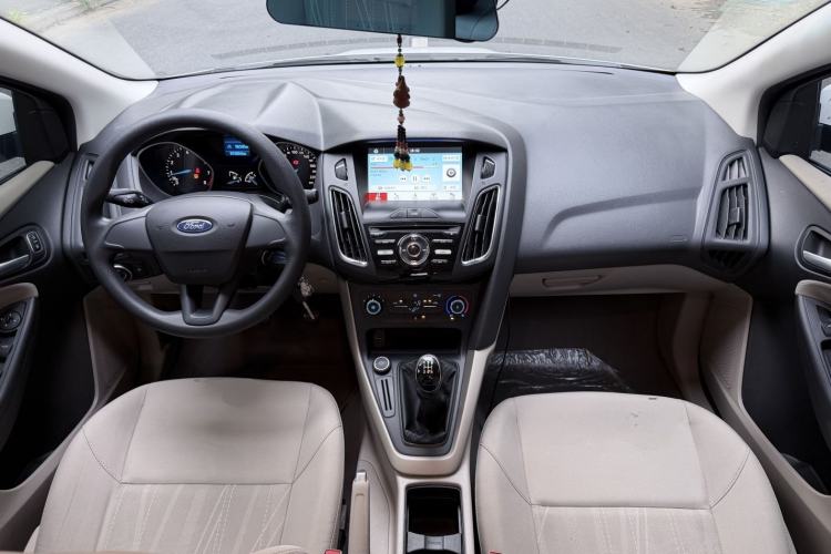 Used Ford Focus 2017 Sedan 1.6L Manual Comfort Plus SmartDrive Edition Center Console